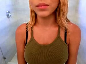 Chica checa con culo burbujeante clavada por un tipo extraño por