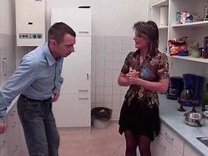 Mamá enseña a follar el culo 2