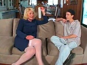 Mujer madura y chico - 32