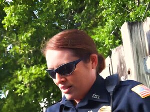 Oficiales tetonas toman al criminal y lo hacen chupar y follar