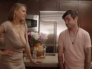 La caliente Jasmine Daze quiere probar las pulgadas de su hijastro: