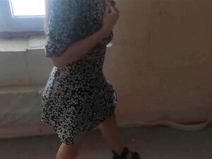 Pareja exhibicionista follando en secreto en un edificio en