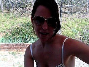 Una morena delgada con soles en lencería blanca muestra su