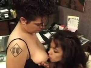 Chicas tetonas jugueteando. Chicas hermosas con grandes tetas jugando