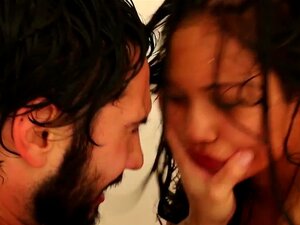 La estrella porno Lana Violet follada en la cara brutalmente