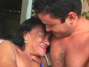Abuela brasileña fea, renuncia a su coño seco y su culo
