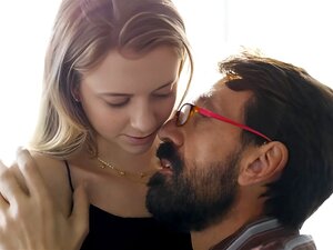 Observa cómo un astuto padrastro seduce a su inocente hijastra, Riley