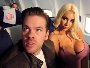 Danny D se divierte con dos pares de grandes tetas,