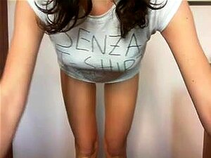 Chica flaca tetona provoca con sus tetas, pechos gordos pero bastante