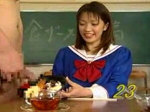 Chica japonesa come y bebe comida corrida. Chica japonesa come y toma