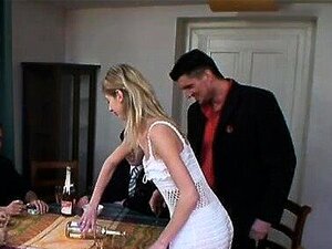 linda chica en una orgía bebiendo