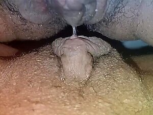 Clítoris en una tijera de clítoris folla con lesbianas negras.