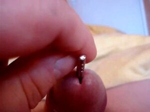 Masturbación en primer plano de una polla llena de semen INSERTIO.