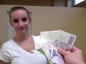Masajista suiza con grandes melones naturales toma dinero por sexo