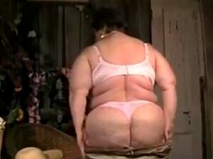 Abuela caliente BBW desnudándose y masturbándose. Abuela BBW