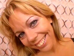 Mamá cachonda con tetas grandes chupa una polla fresca