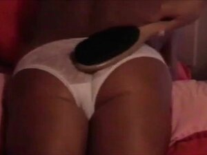 Marido afeminado con cepillo de pelo azotado por su esposa