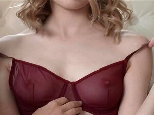 La pequeña lesbiana Vivienne Solange con grandes tetas y sus novias