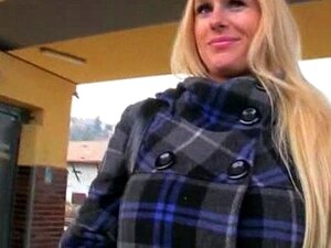 Chica checa rubia tetona recogida y creampie en el baño del tren