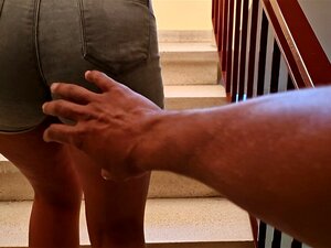 Me encuentro a mi vecina fitness subiendo las escaleras, la invito a