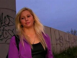 Encantadora rubia amateur follando al aire libre