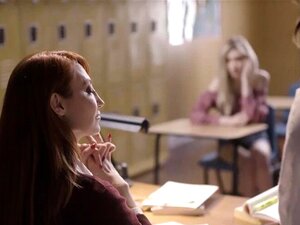 Estudiante comiéndose su coño de profesora cachonda haciéndola