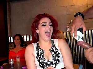 Esposas asquerosas no tienen vergüenza con los strippers masculinos