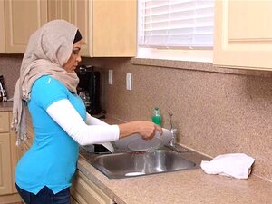 La madrastra MILF Juliana Vega chupa y folla al novio motero de Mia