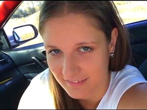 Chica común follada en el coche afuera