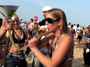 Dulces chicas se desnudan en la playa