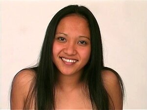 Sexy morena con grandes tetas abre las nalgas