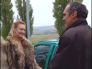 2 mujeres y un grupo de hombres