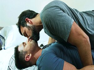 Hermanastros tienen una escena de sexo tórrida en la cama