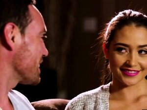 Gran carga de polla follando a una chica flaca. Después de que ella