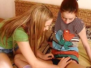 dos lesbianas jugando en el sofá