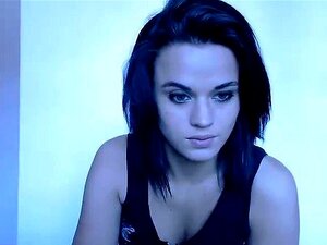 Linda morena montando un consolador con el culo