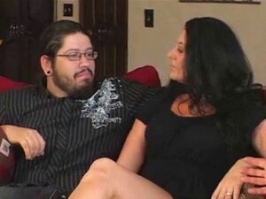 El marido permite que un extraño se folle a su esposa. El marido