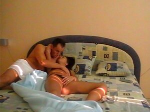 El tipo despertando a su novia con una follada de pareja caliente,