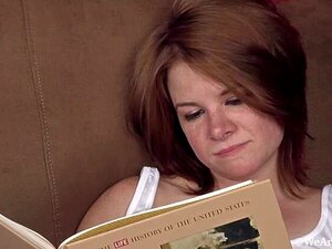 En el sofá, Zia se desnuda y juega