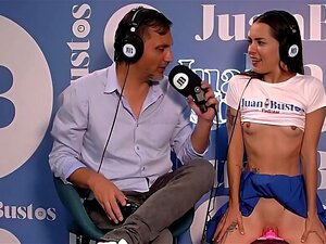 La latina colombiana Yessica Bunny monta un vibrador en una entrevista