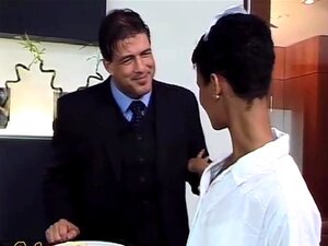 ¡Camarera negra clavada por el cliente!