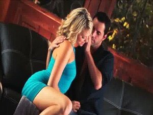 Mia Malkova tiene sexo apasionado con su amor en el sofá