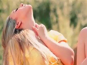 Dulce rubia Sophia Knight se pajea