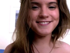 Culo lindo follado hasta los agujeros. La chica amateur recibe una