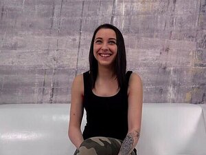 Descubre los deseos prohibidos de Tereza en el 3080. Seducción que