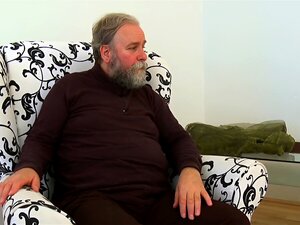 Viejo loco folla la boca y el jugoso coño de una chica