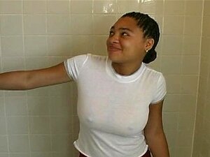 Una linda negra tetona de 18 años duchándose