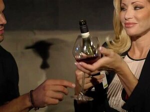 Las MILFs italianas Vittoria Risi aman el anal y engañan a su marido