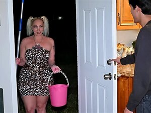 MILF es tan tonta que acepta follar por dinero en lugar de limpiar el