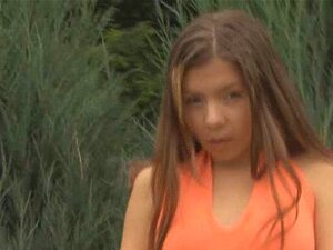 Disfruta de un lindo striptease al aire libre